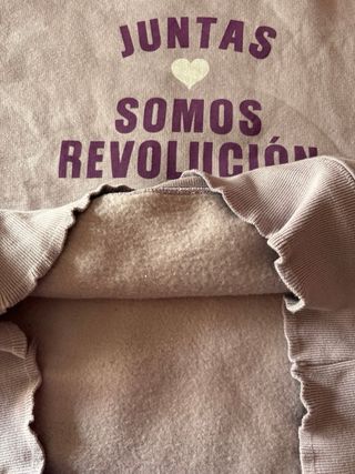 Sudadera morada con mensaje Juntas Somos Revolució
