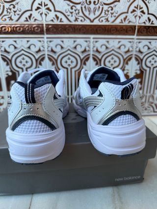 Zapatillas New Balance Plata y Blanco