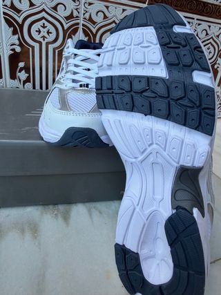 Zapatillas New Balance Plata y Blanco