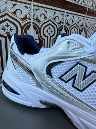 Zapatillas New Balance Plata y Blanco