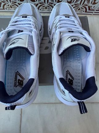 Zapatillas New Balance Plata y Blanco