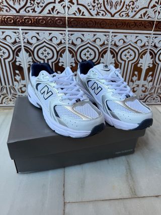 Zapatillas New Balance Plata y Blanco
