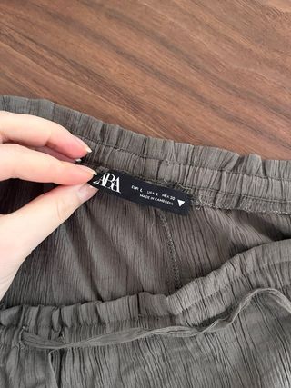 Pantalones Zara tipo lino verde oliva