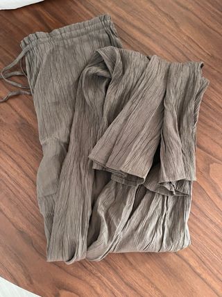 Pantalones Zara tipo lino verde oliva