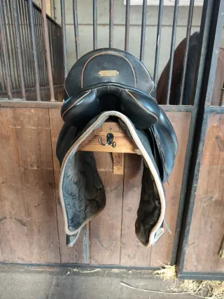 Montura de cuero negra.  Zaldi new kent.