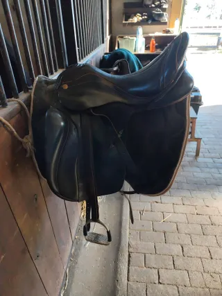 Montura de cuero negra.  Zaldi new kent.