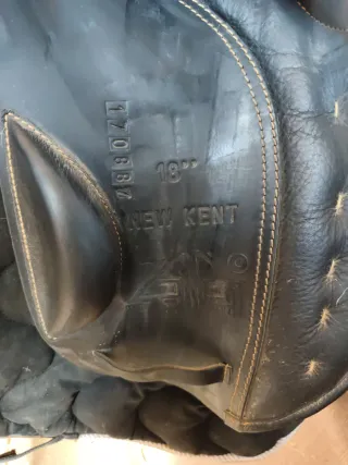 Montura de cuero negra.  Zaldi new kent.