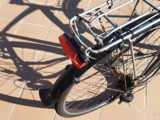 Bicicleta con portabultos y guardabarros