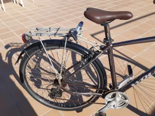 Bicicleta con portabultos y guardabarros