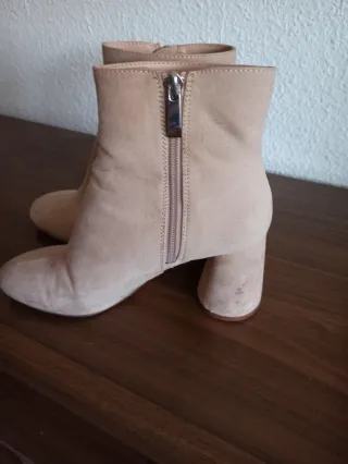 Botines beige con bordado floral