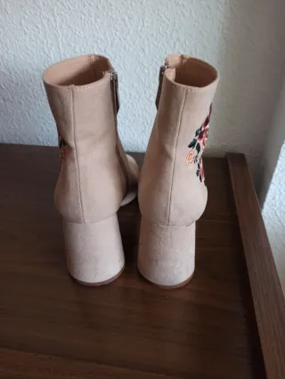 Botines beige con bordado floral