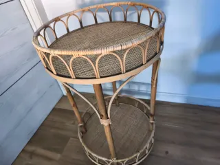 Mesa auxiliar redonda de mimbre