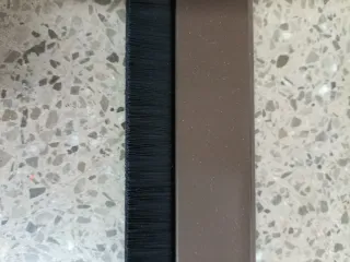 Cepillo bajo puerta autoadaptable