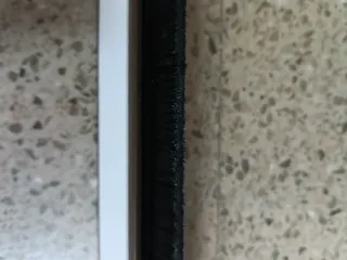 Cepillo bajo puerta autoadaptable