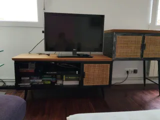 Mueble de salón madera, metal y mimbre