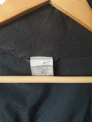 Chaqueta deportiva Nike negra