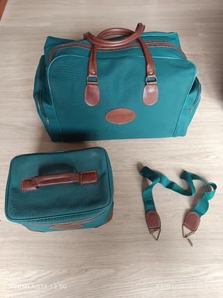 Bolsa de viaje y neceser verde