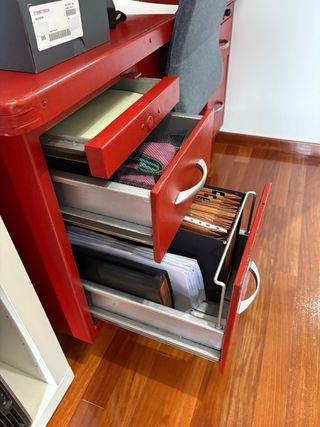 Mesa de escritorio industrial roja