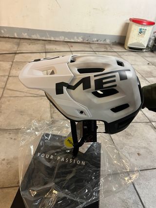 Casco MET Mips Blanco y Negro