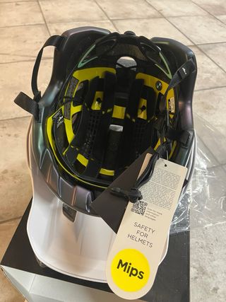 Casco MET Mips Blanco y Negro
