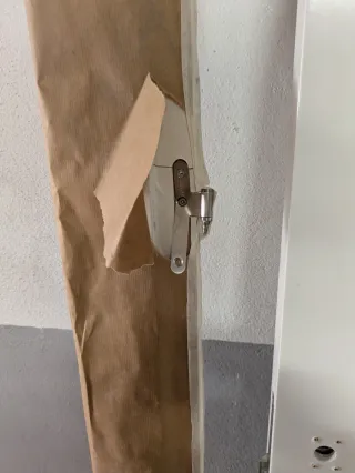 Puerta blanca de madera