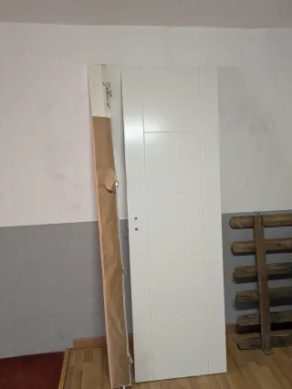 Puerta blanca de madera