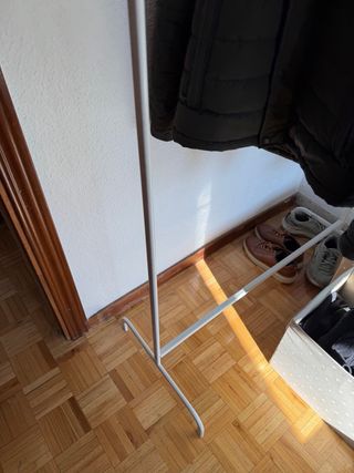 Porta abiti in metallo e plastica