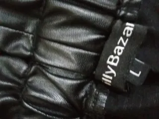 Pantalones negros efecto piel talla L