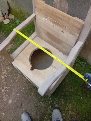 Silla antigua de madera con orinal.