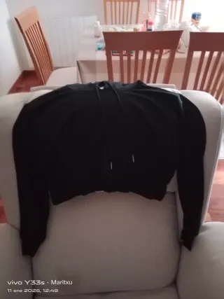 Sudadera negra corta