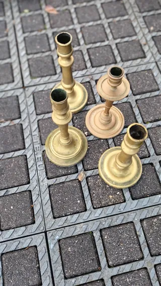 Juego de 4 candelabros antiguos de latón lo.po,30€