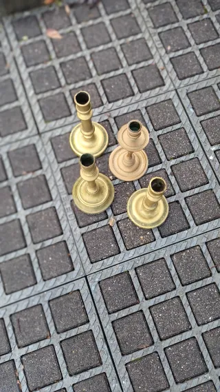 Juego de 4 candelabros antiguos de latón lo.po,30€