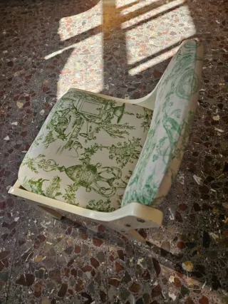 Silla de comedor infantil con estampado verde