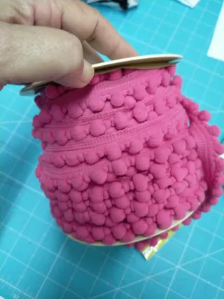 Rollo de cinta con madroños fucsia