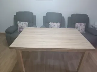 Mesa de salón madera y sillas