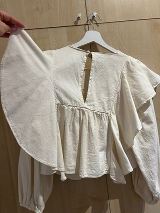 Blusa Zara volantes romántica crema