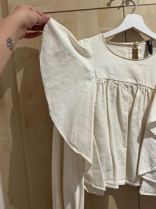 Blusa Zara volantes romántica crema