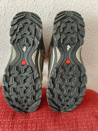 Zapatillas senderismo Quechua grises y negras