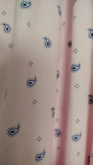 Camisa smog rosa y los dibujos en azul en perfecto