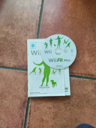 Nintendo Wii con micrófonos,  mandos y 6 juegos