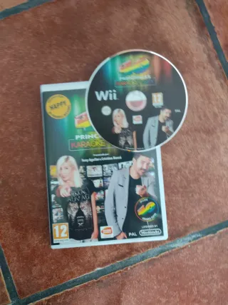 Nintendo Wii con micrófonos,  mandos y 6 juegos