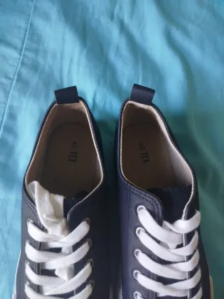 Zapatillas negras y blancas