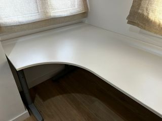 Mesa de despacho en L blanca y gris