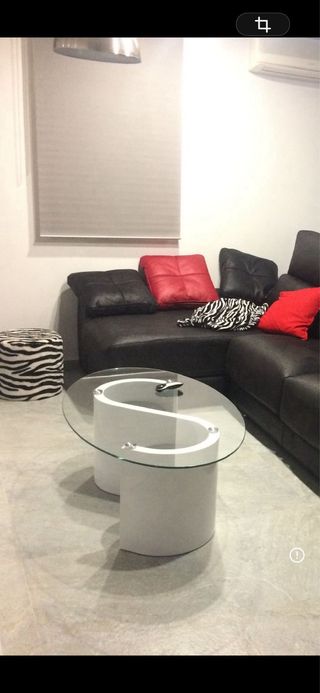 Mesa de centro cristal y base blanca y pufs negros