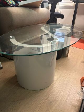 Mesa de centro cristal y base blanca y pufs negros