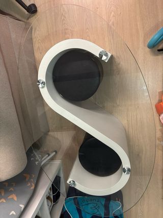 Mesa de centro cristal y base blanca y pufs negros