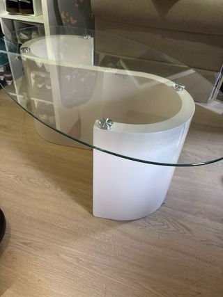 Mesa de centro cristal y base blanca y pufs negros