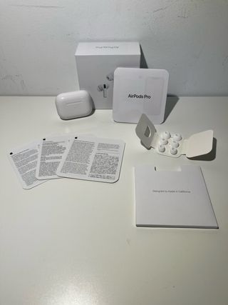 Cascos blancos con cancelación de ruido incluida