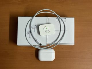 Cascos blancos con cancelación de ruido incluida