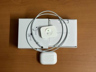 Cascos blancos con cancelación de ruido incluida